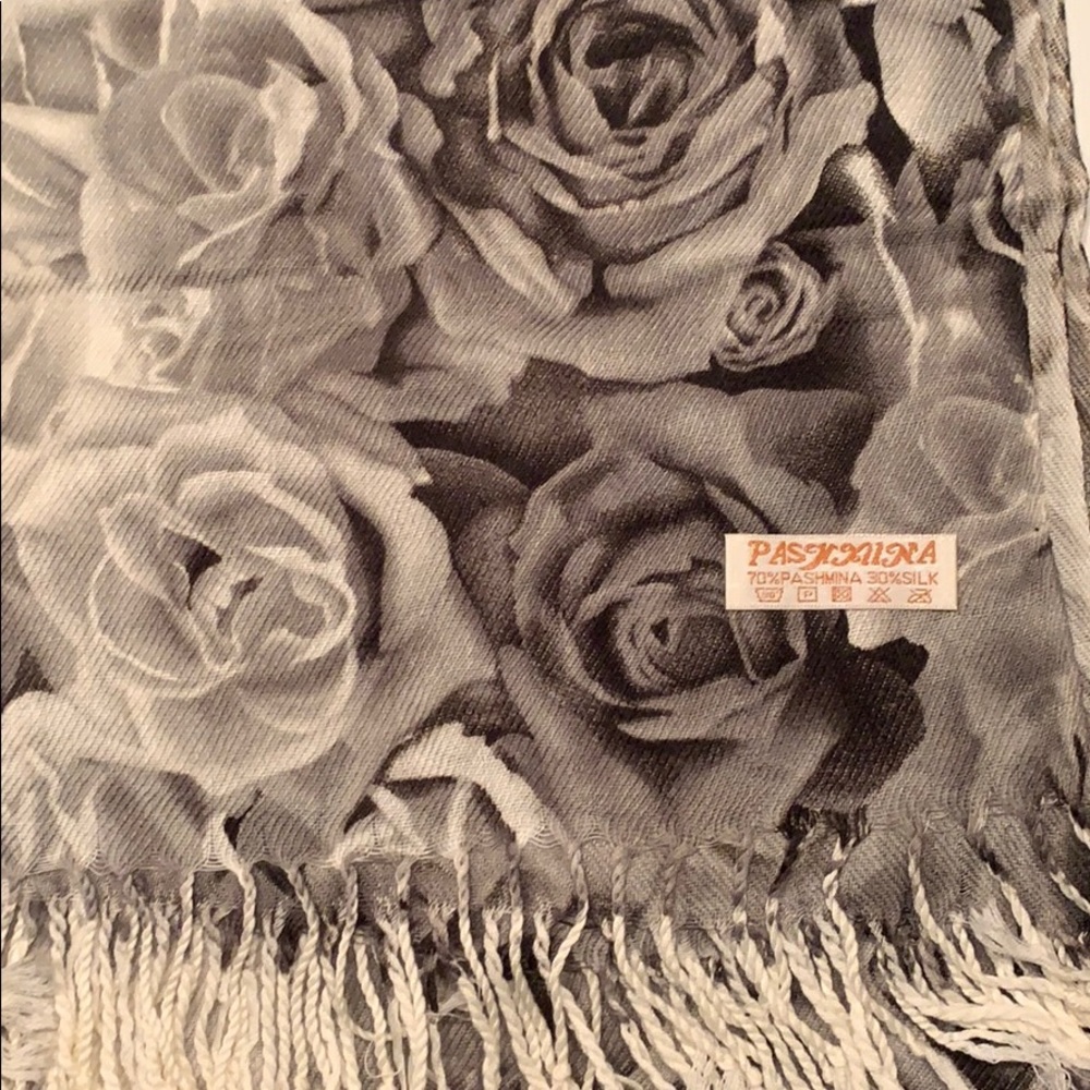 Pashmina Black and White Roses